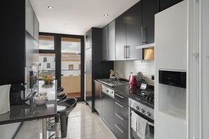 Réfrigérateur, micro-ondes, four, plaque de cuisson