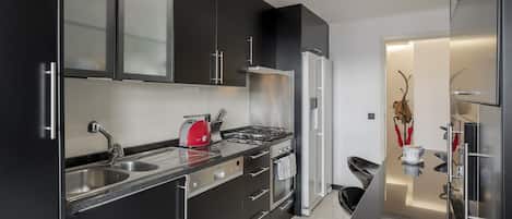 Frigorífico, microondas, horno y placa de cocina