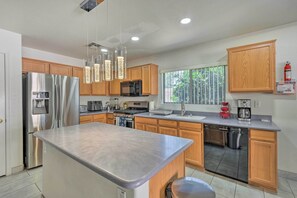 Fridge, microwave, stovetop, dishwasher - 2 Mi to State Farm Stadium! Family-Friendly Home (Phoenix)