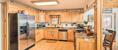 ثلاجة، ميكروويف، موقد طهي مسطح، غسالة أطباق