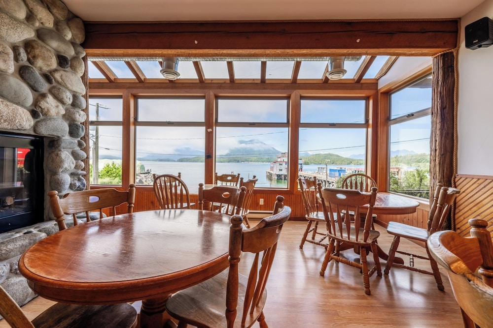 Tofino Hostel / Whalers Guesthouse by null