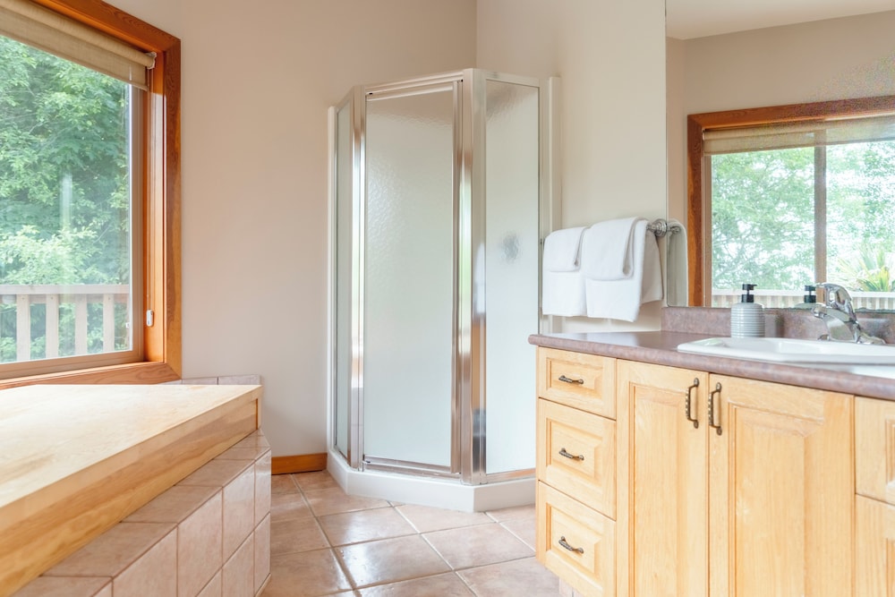 Tofino Hostel / Whalers Guesthouse by null