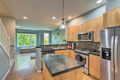 Walk to Local Shops & Eats! Quaint Issaquah Home