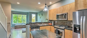 Walk to Local Shops & Eats! Quaint Issaquah Home