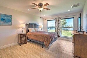 3 bedrooms, desk, laptop workspace, iron/ironing board - Waterfront Callaway Bayou Home w/ View & Boat Slip (Panama City)