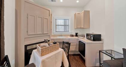 The Black Tail Deer- Private Room With a Forest View!