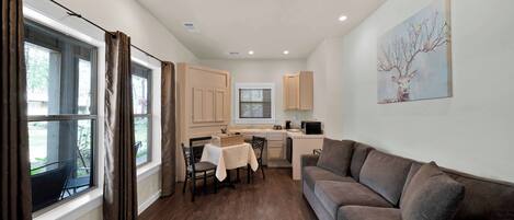 Una televisión, una chimenea