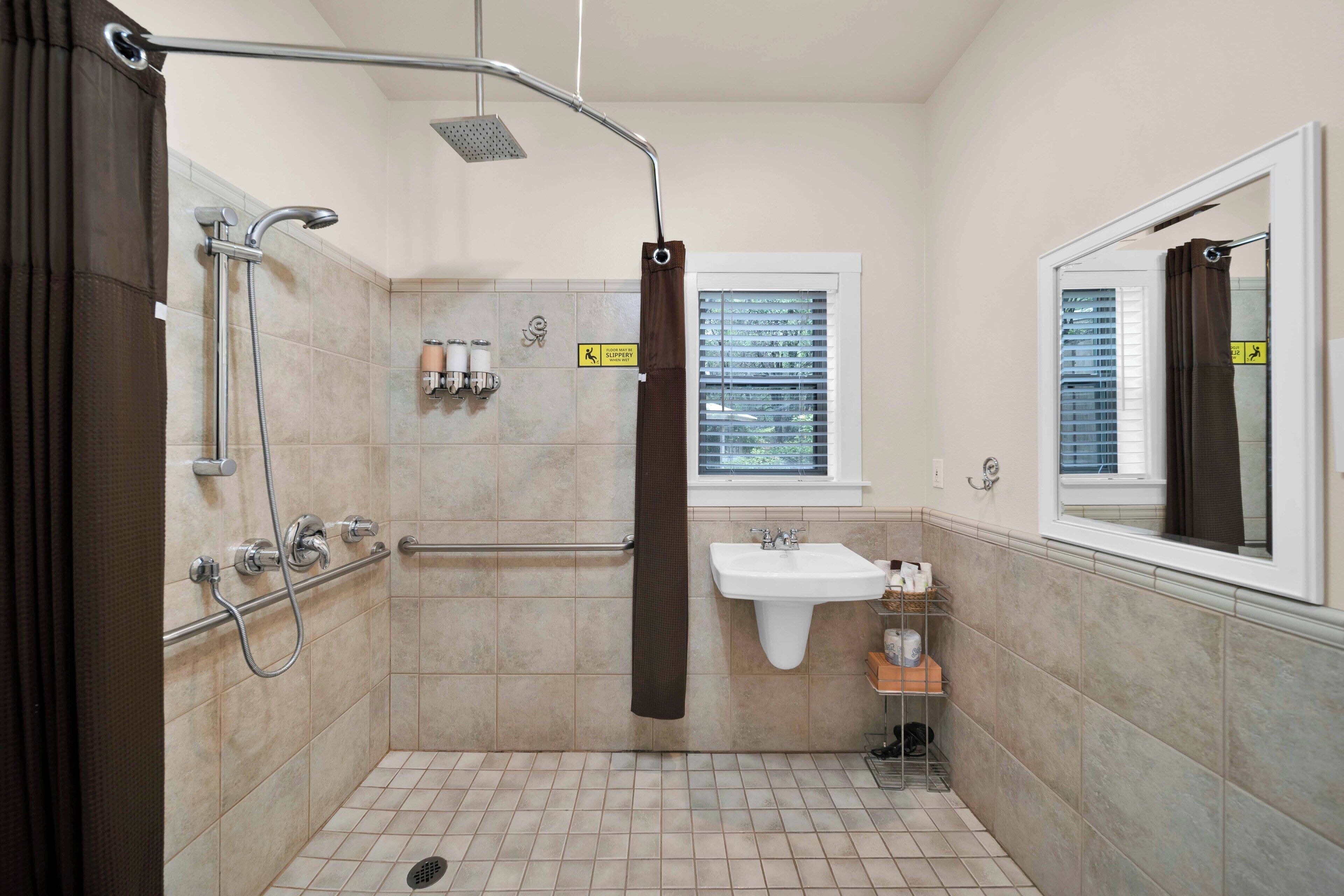 Suihku, hiustenkuivaaja, pyyhkeet