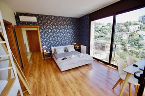 4 slaapkamers, een bureau, een strijkplank/strijkijzer, reisbedje