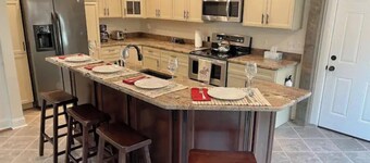 Contemporary, Warm & Cozy mins to Saratoga