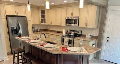 Contemporary, Warm & Cozy mins to Saratoga