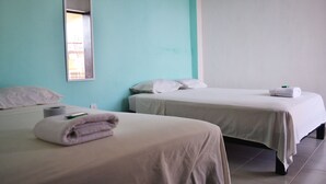 Basic Room | WiFi (free), bed sheets - Hotel Bora Bora (Acapulco)