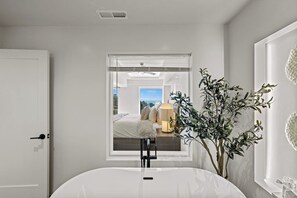 3 habitaciones, escritorio y tabla de planchar con plancha 