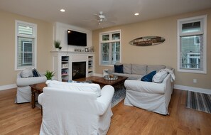 Smart TV, chimenea y tenis de mesa