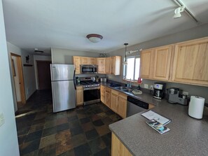 Refrigerador, microondas, horno y parrilla de estufa 