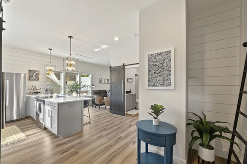 NEW!!! Modern cottage and perfect location!