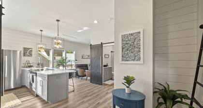 NEW!!! Modern cottage and perfect location!