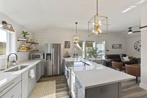 Fridge, microwave, oven, stovetop - NEW!!! Modern cottage and perfect location! (Bluffton)