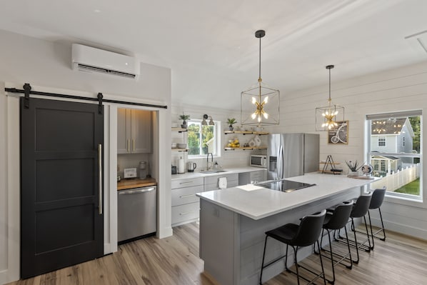 Fridge, microwave, oven, stovetop - NEW!!! Modern cottage and perfect location! (Bluffton)