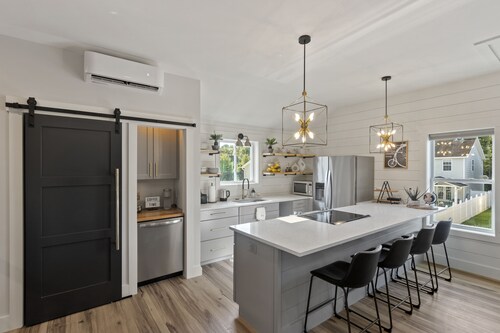 NEW!!! Modern cottage and perfect location!