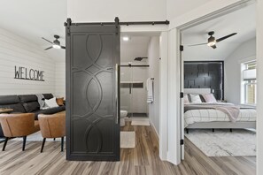 1 bedroom, iron/ironing board, travel crib, free WiFi - NEW!!! Modern cottage and perfect location! (Bluffton)