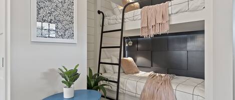 1 habitación, tabla de planchar con plancha y cuna de viaje