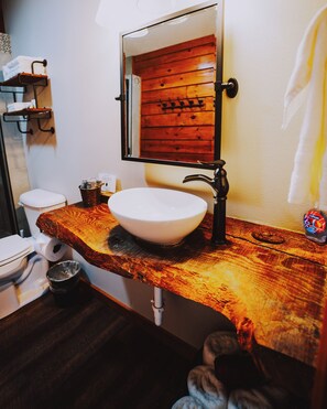 Regadera, secadora de cabello, toallas 