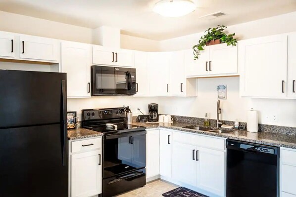 Refrigerador, microondas, horno y lavavajillas 