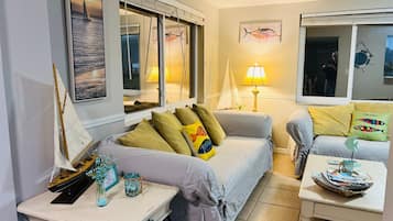 Smart TV, chimenea, libros y biblioteca musical