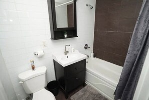 Bathtub - Beautiful 4 Bedrooms near 4 train in Crown heights (Brooklyn)