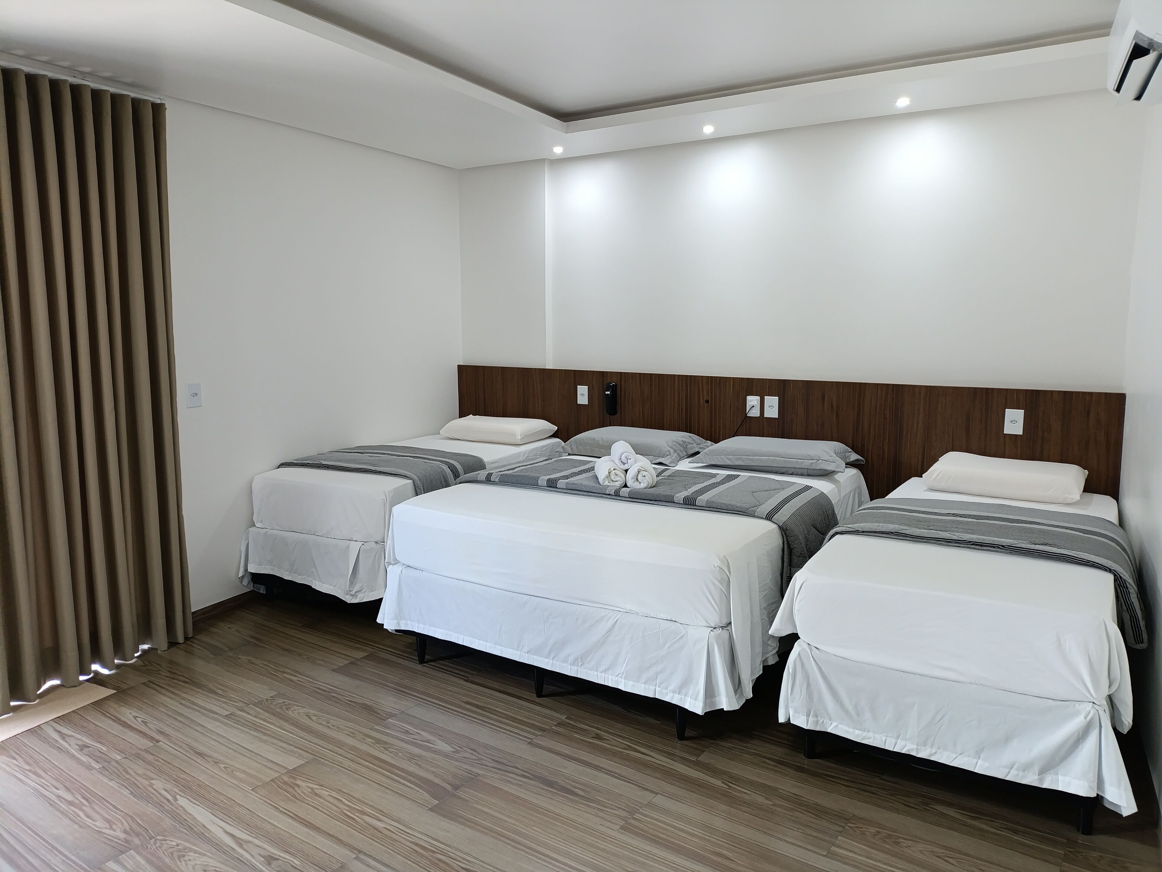 Chambre triple Standard, 1 chambre, non-fumeur | Literie de qualité, lit avec matelas Select Comfort, minibar