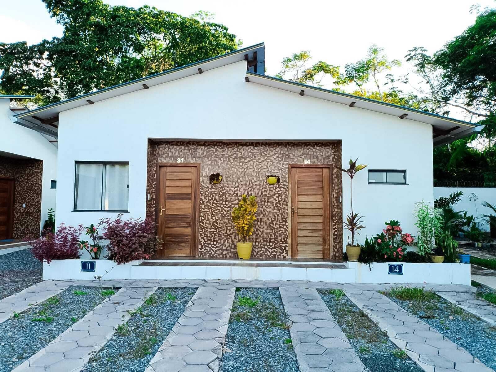 Quarto quádruplo panorâmico, 1 quarto, para não fumantes, vista para a piscina | Roupas de cama premium, camas Select Comfort, frigobar