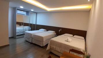 Sengetøy av topp kvalitet, senger med Select Comfort-madrass og minibar