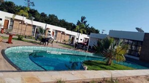 Una piscina cubierta, una piscina al aire libre