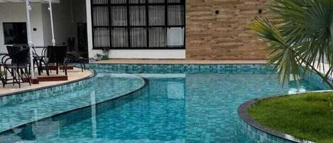 Piscine intérieure, piscine extérieure