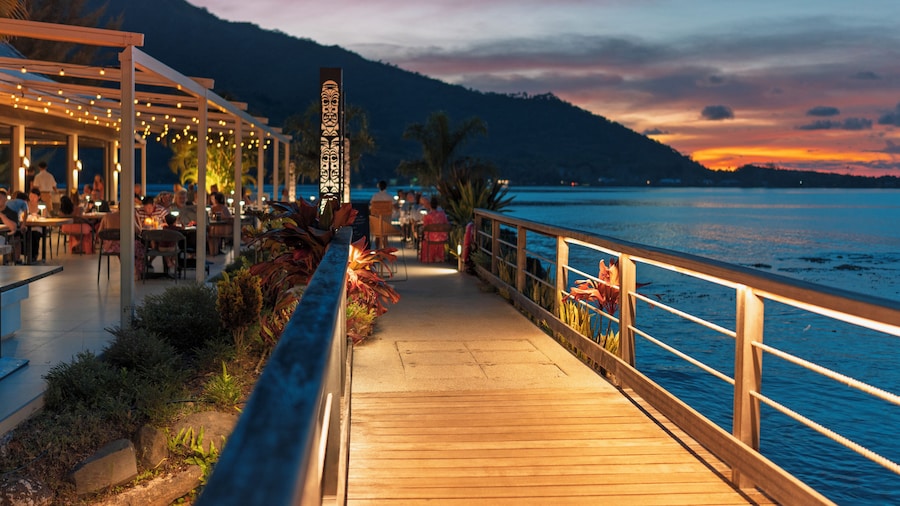 Cook's Bay Hotel and Suites