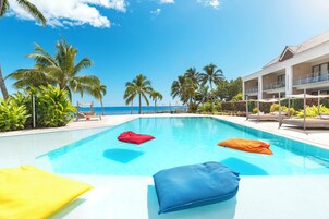Una piscina al aire libre, tumbonas