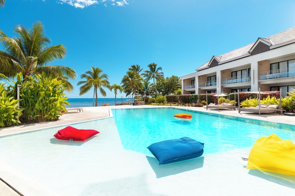 Una piscina al aire libre, sillones reclinables de piscina