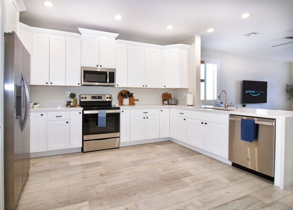 Réfrigérateur, micro-ondes, four, plaque de cuisson