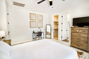 3 chambres, bureau, fer et planche à repasser, lit parapluie