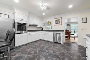 Refrigerador, microondas, parrilla de estufa y lavavajillas 