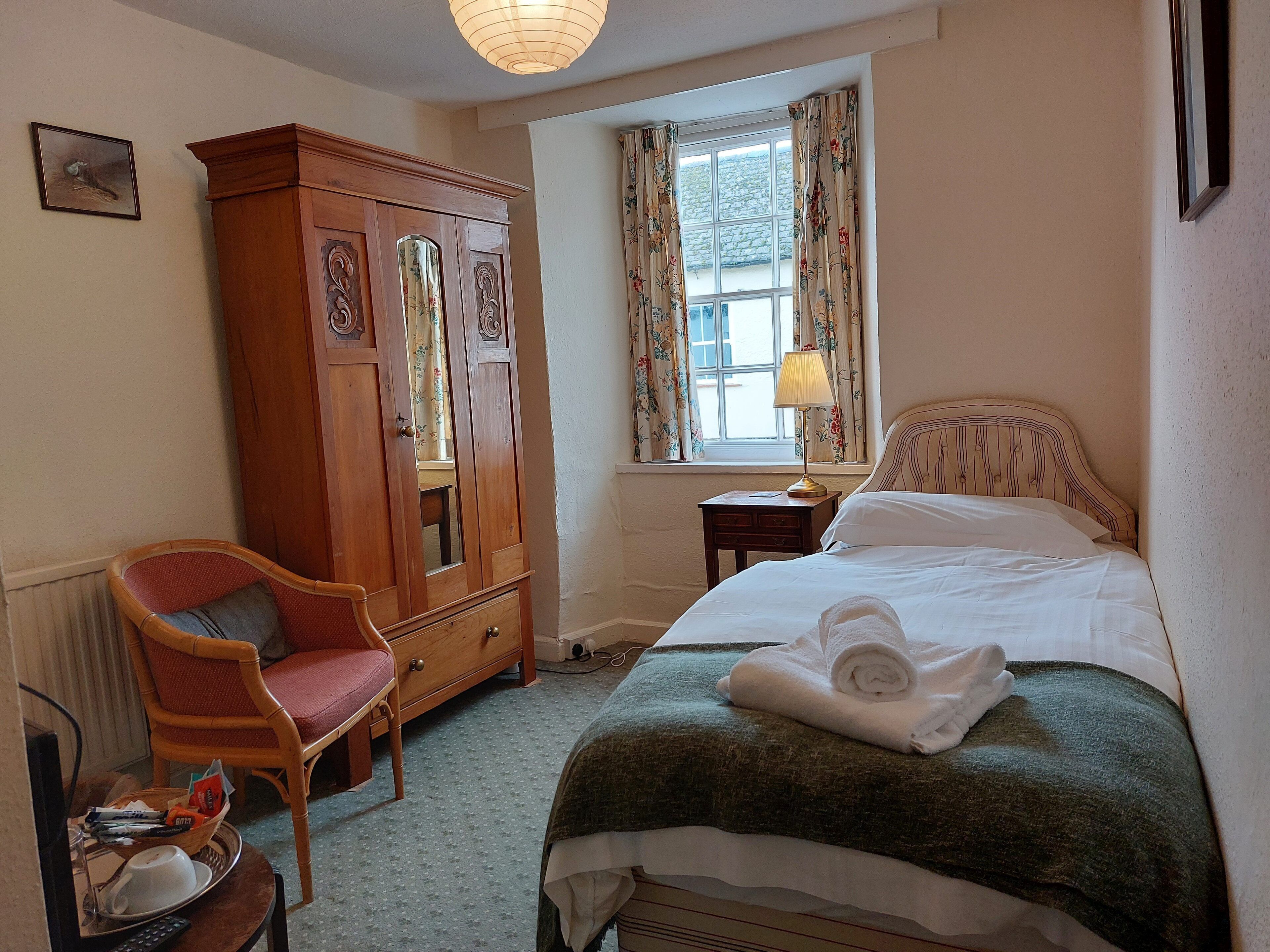 Iron/ironing board, bed sheets