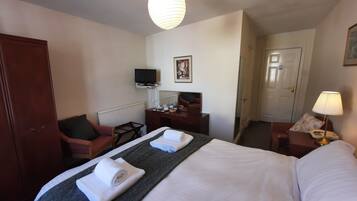 Iron/ironing board, bed sheets