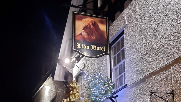 Ein Gebäude mit einem Schild, auf dem „Lion Hotel“ und „Free House“ steht.