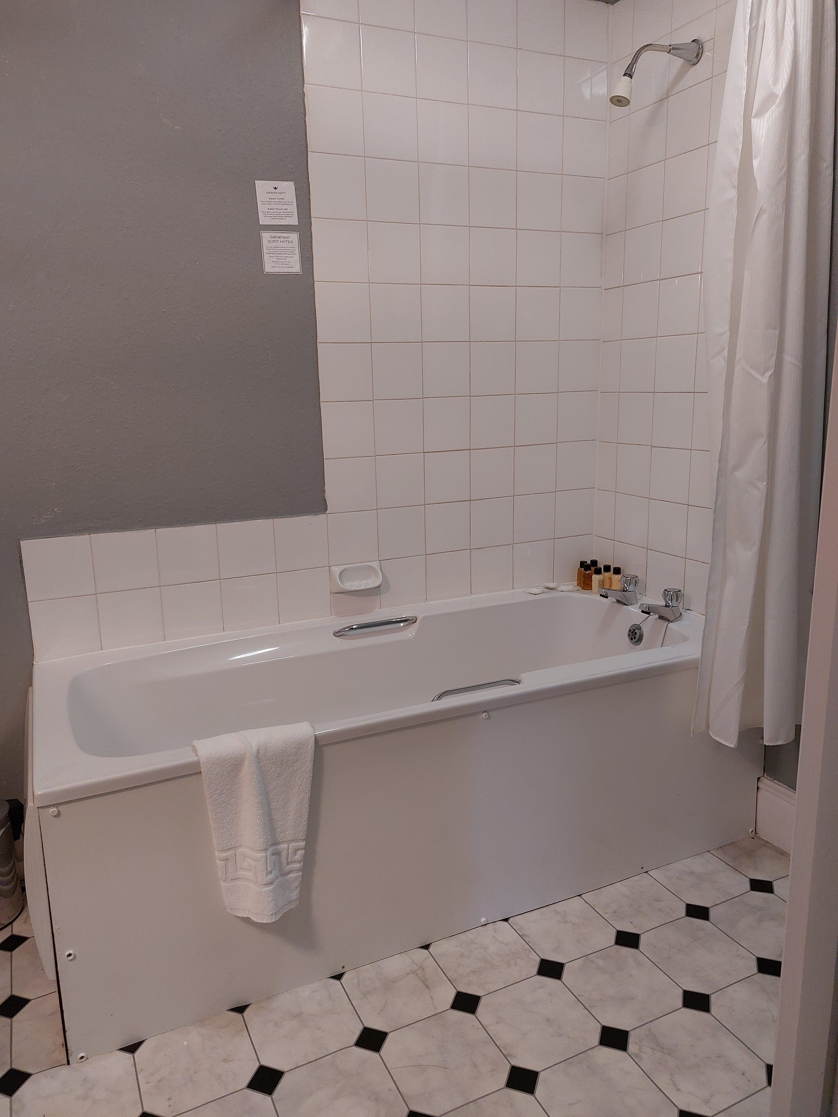 Une salle de bain avec une baignoire, une douche et des toilettes.