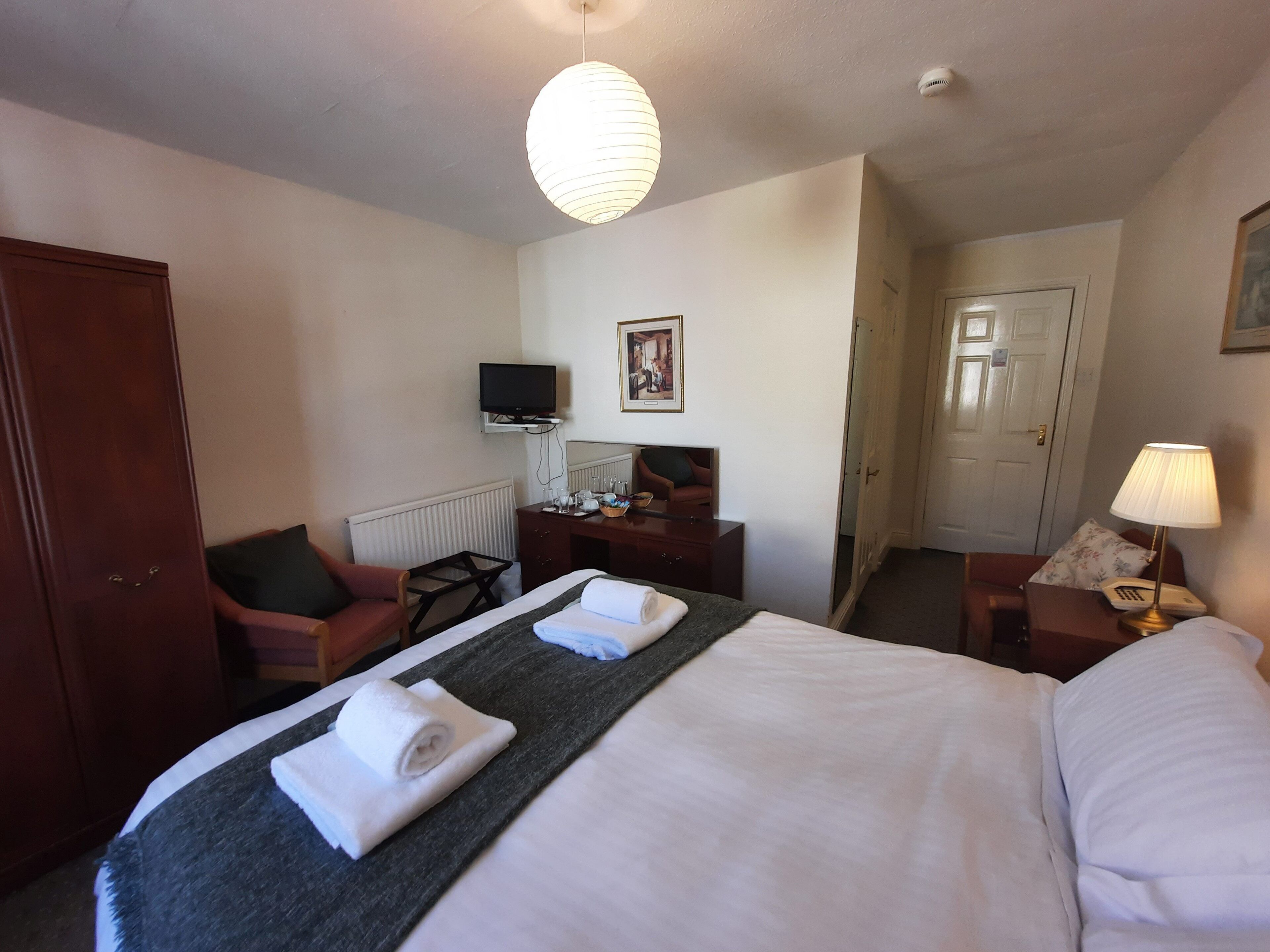 Iron/ironing board, bed sheets