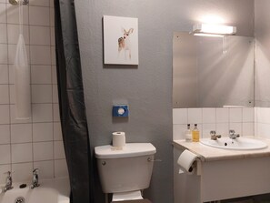 Zweibettzimmer | Badezimmer | Duschwanne, Haartrockner, Handtücher