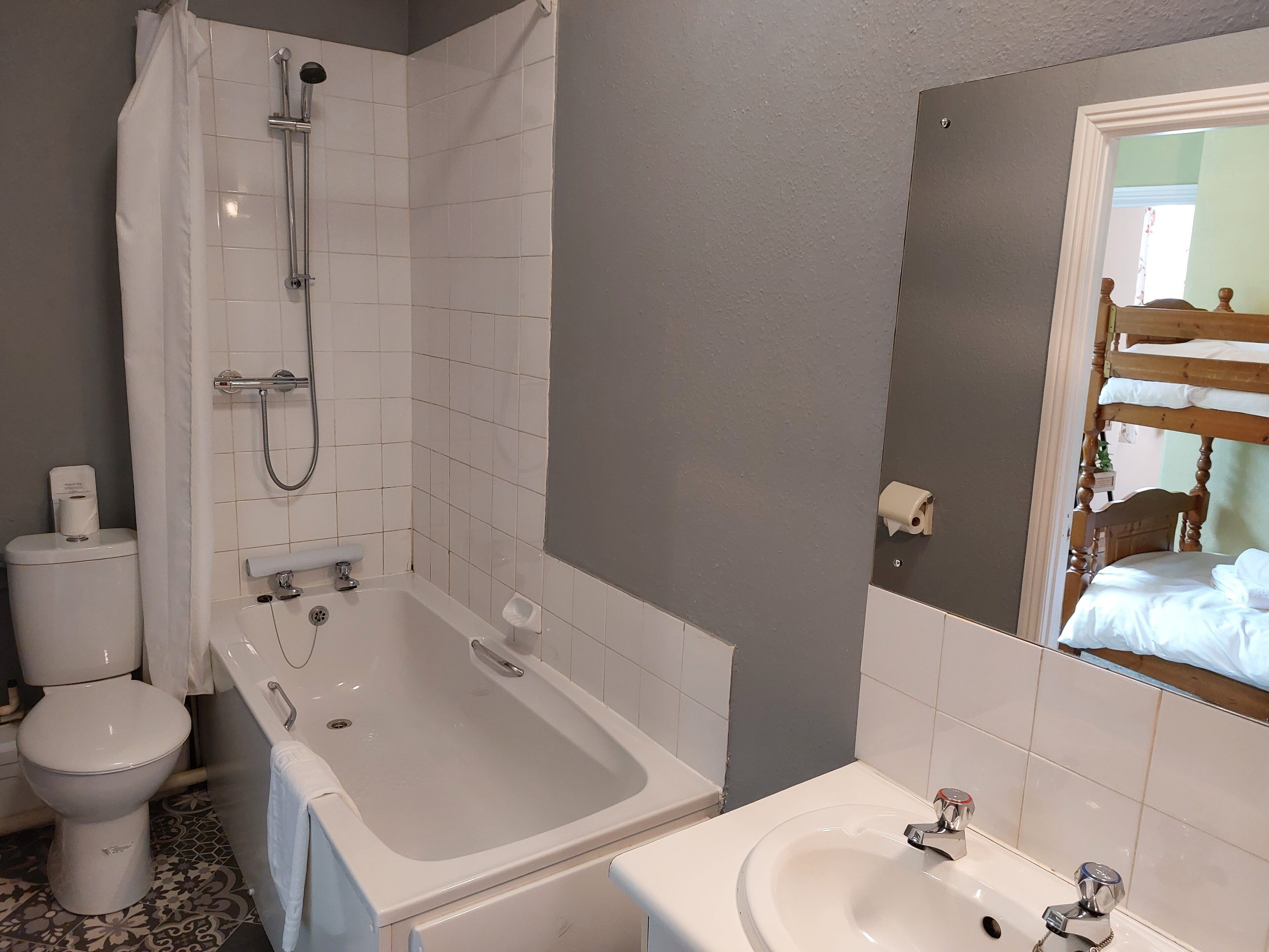 Een badkamer met een bad, toilet en wastafel.