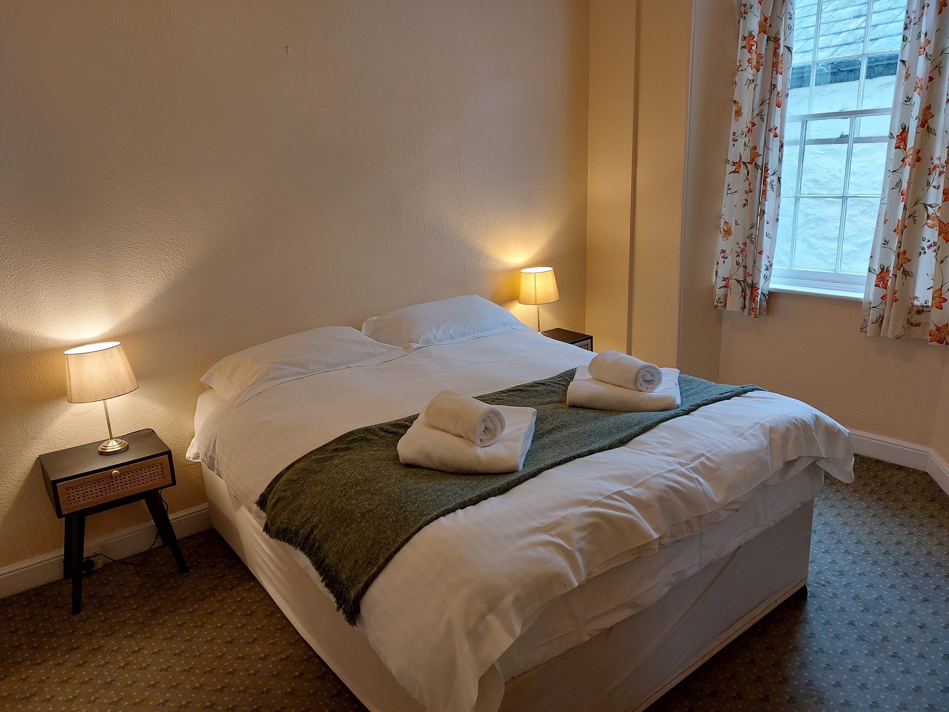 Iron/ironing board, bed sheets