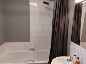 Doppelzimmer | Badezimmer | Duschwanne, Haartrockner, Handtücher